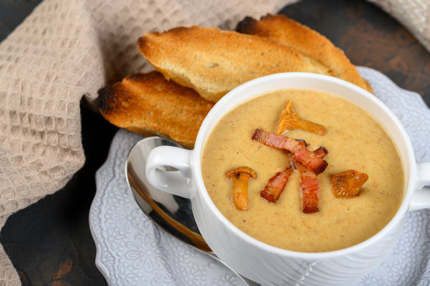 蘑菇，鸡油菌奶油汤，熏肉和油炸面包丁。俯视图图片下载