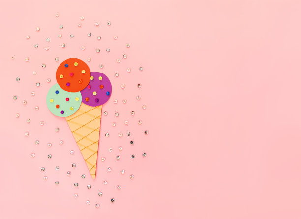 由彩色纸和亮片组成的球、冰淇淋和华夫蛋筒。孩子自己动手做工艺品。可爱的夏季DIY手工艺术创意在粉红色的背景。俯视图，复制空间图片下载