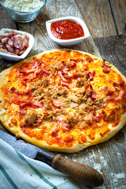 木桌上的手工鸡肉培根披萨图片下载