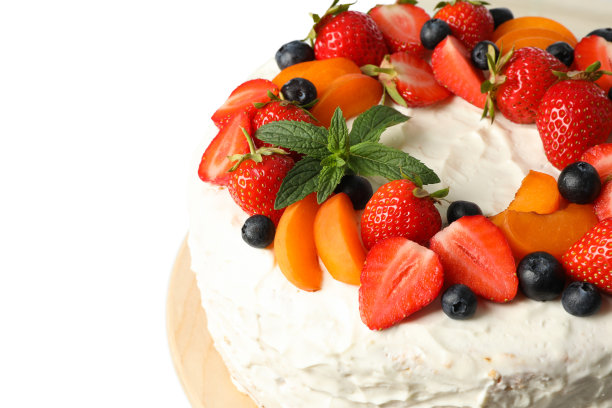 白色背景上有草莓奶油蛋糕的木制盘子图片下载