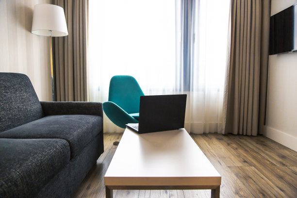 在家工作的概念。现代住宅，桌子上放着一台黑色笔记本电脑图片下载