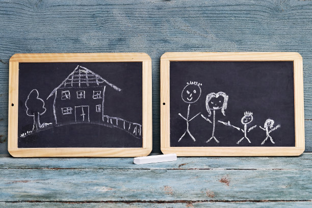 两块黑板，上面画着一个家庭和一座房子图片下载
