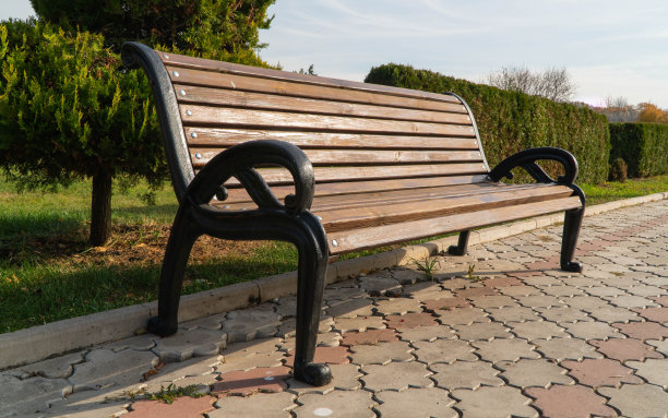 旧的公园长椅铺在石板上图片下载