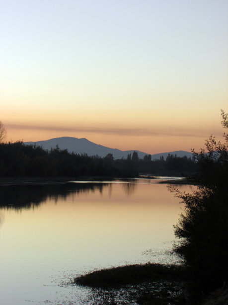 日落河。Achibueno河、智利图片下载