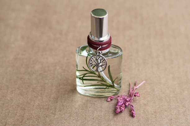 芳香家用喷雾空气清新剂，装在透明迷你玻璃瓶中图片下载