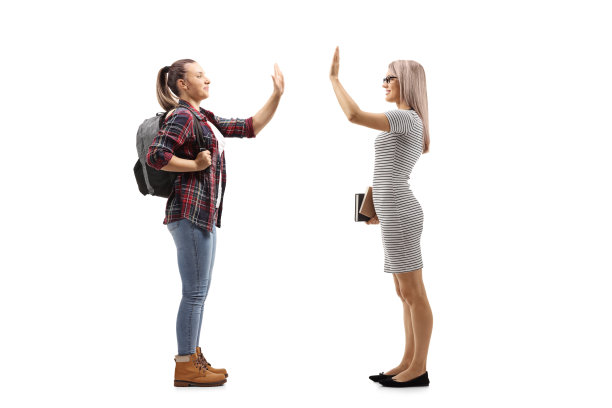 女学生与一个拿着书的女人举手击掌图片下载