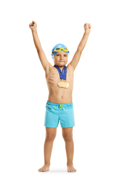 一个儿童游泳姿势与奖牌和手势幸福的全长肖像图片下载