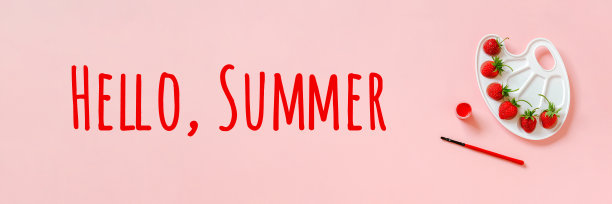 在艺术的调色板上涂上成熟的红草莓，用画笔和水粉在粉红色的背景上作画图片下载