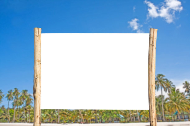 热带沙滩上的空白广告牌，蓝色的大海和多云的天空，户外广告海报的暑假概念。图片下载