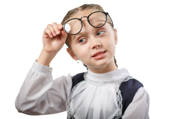 可爱的小学生女孩抱着课本Copyspace图片下载