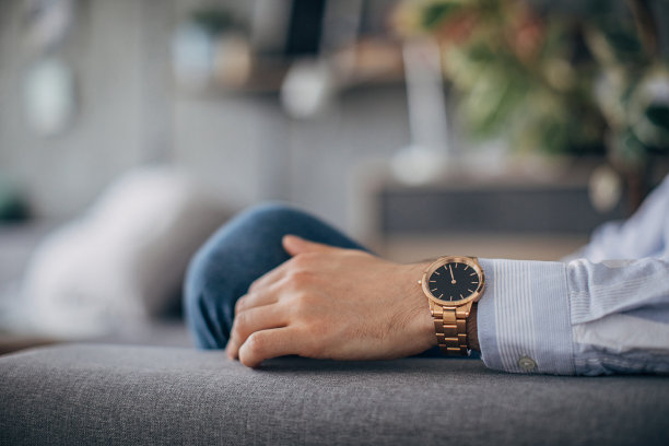 人手上的手表的近照图片下载