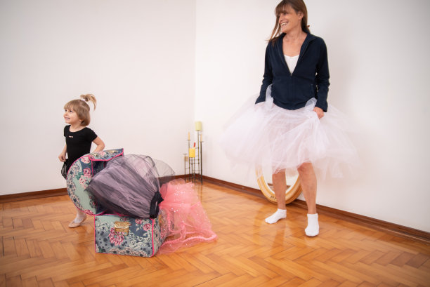 快乐的祖母和孙女一起开心地跳舞打扮成芭蕾舞者-股票照片图片下载