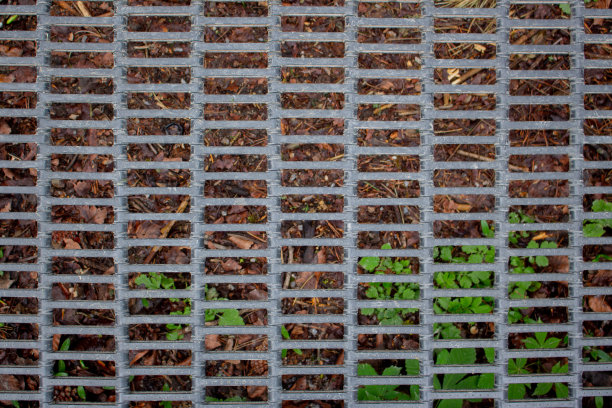 一个户外蹦床网格在操场上的特写图片下载