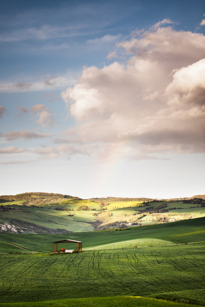 太阳破云而出。图片下载