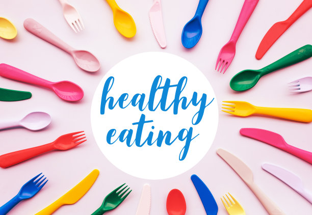 健康饮食概念与文字和多彩的勺，叉。营养的生活图片下载