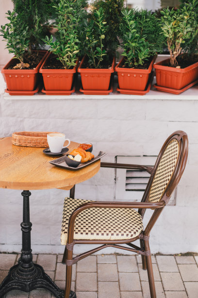 法式早餐，牛角面包和咖啡在咖啡馆的桌子上图片下载