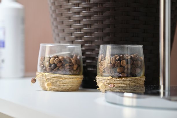 咖啡颗粒烛台，用棕色绳状玻璃烛台装饰图片下载