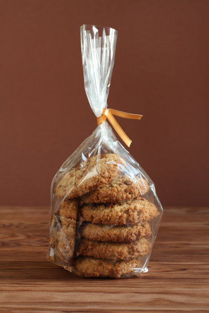 燕麦饼干，核桃和葡萄干装在一个透明的袋子里放在一张木桌上图片下载