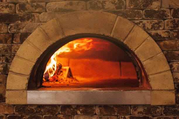 火在炉子里燃烧着木头，背景。图片下载