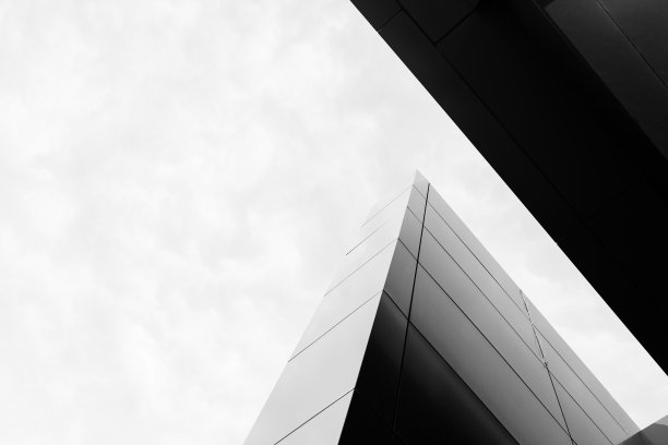 抽象背景视图的现代办公中心建筑与几何线和日落，底部视图图片下载