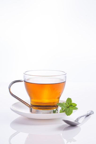 在水晶玻璃和新鲜薄荷叶中灌注薄荷，在白色背景上分离。图片下载