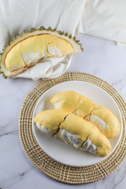 近距离观察泰国水果之王榴莲。夏季泰国传统热带水果如此美味，果皮带刺，香甜可口。成熟的榴莲已剥皮呈金黄色。图片下载