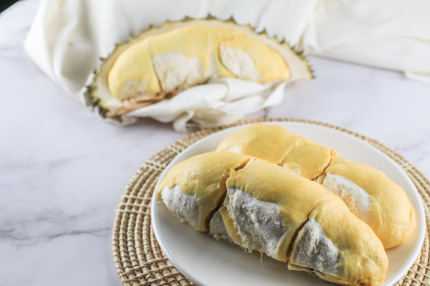 近距离观察泰国水果之王榴莲。夏季泰国传统热带水果如此美味，果皮带刺，香甜可口。成熟的榴莲已剥皮呈金黄色。图片下载