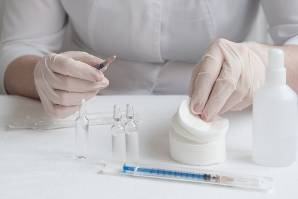 在医生面前，接种和注射所需的所有东西都摆在了桌子上。接种预防流感、冠状病毒的疫苗。胰岛素注射器。糖尿病图片下载