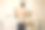 中年白人男子站在他的背后，握住厨房橱柜的门和无绳螺丝刀，准备在他自己的房子单独安装过程。隔离活动，修复概念图片下载