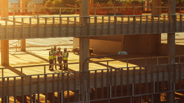 鸟瞰图:多样化的专家团队检查商业，工业建筑/摩天大楼模板施工现场。房地产项目由土木工程师，投资者，建筑师和工人领导图片下载