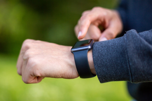 男人用智能手表图片下载