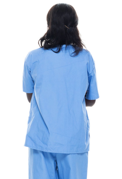 非裔美国女性穿着运动鞋站在白色背景前图片下载