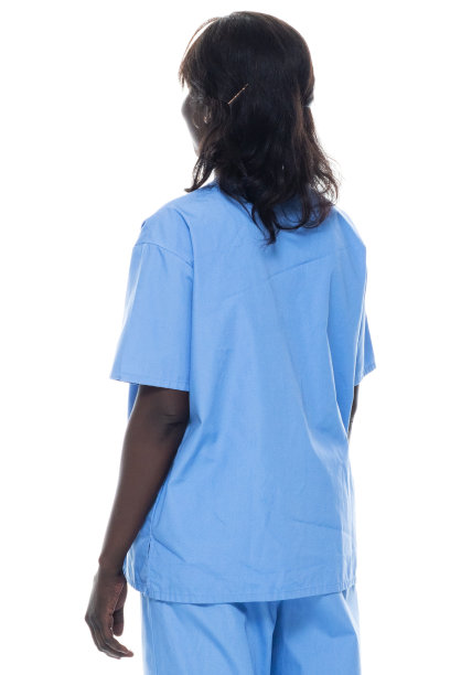 非洲裔女性穿着运动鞋站在白色背景前图片下载