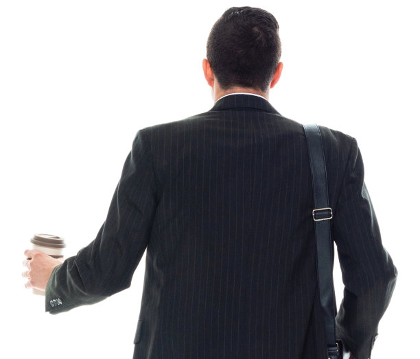 白人男性商务人士前面的白色背景，穿着信使包和拿着包图片下载