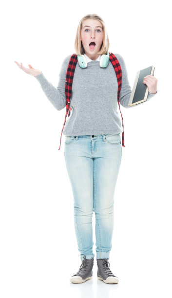 年轻女高中生在白色背景下背着背包，拿着书，戴着耳机图片下载