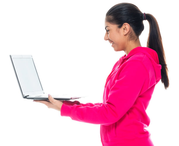 z一代女性穿着裤子站在白色背景前使用电脑图片下载