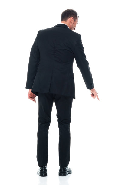 白人男性穿着商务装站在白色背景前图片下载