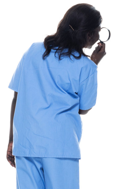 非洲裔女侦探穿着运动鞋，手持放大镜站在白色背景前图片下载