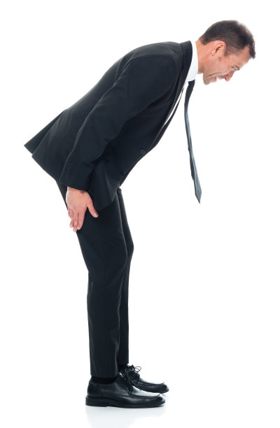 白人男性在白色背景下鞠躬，穿着商务服装图片下载