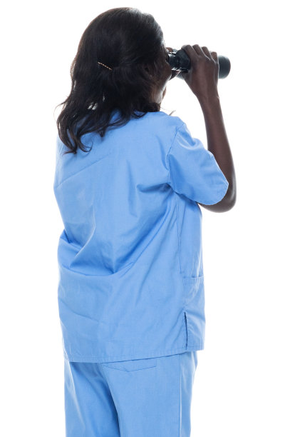 非洲裔女性穿着运动鞋，手持双筒望远镜站在白色背景前图片下载