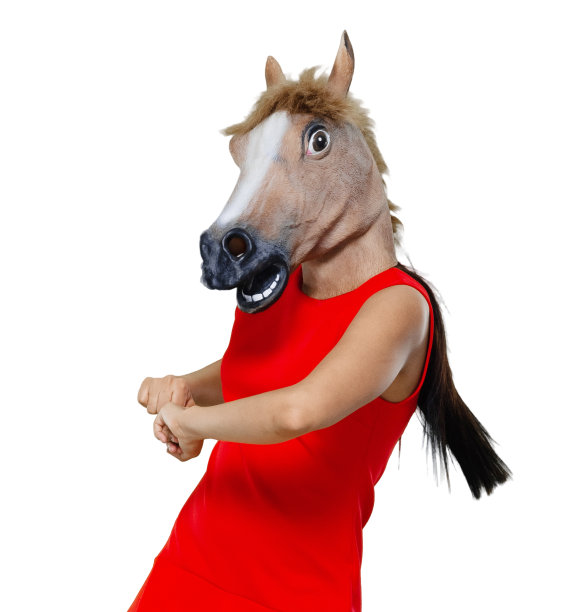 拉丁美洲和西班牙裔的女性穿着马的服装在白色背景前跳舞图片下载