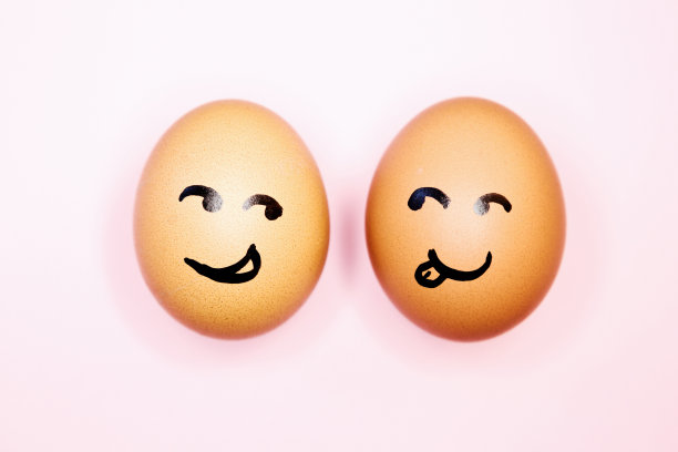 两个卡通脸的鸡蛋似乎互相吸引图片下载