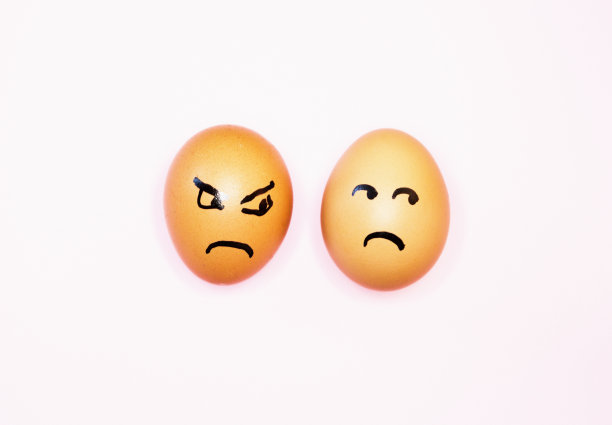 两个鸡蛋与卡通面孔正在争论或争吵图片下载