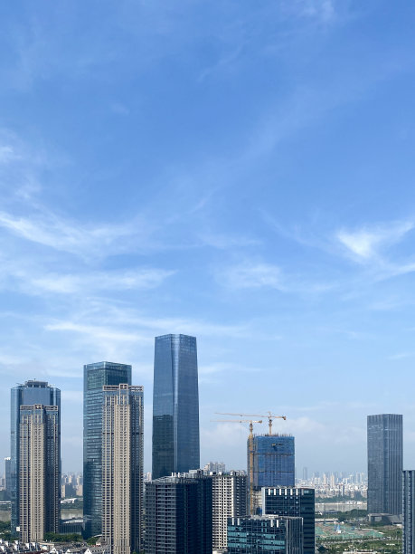 晴空下的摩天大楼群图片下载