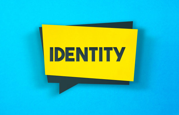 蓝色背景上的黄色标签贴纸。身份概念。图片下载