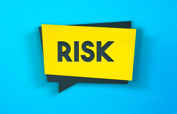 蓝色背景上的黄色标签贴纸。风险的概念。图片下载