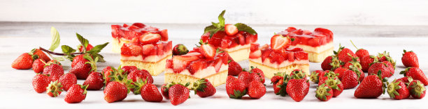 草莓蛋糕和许多新鲜的草莓在乡村背景桌上图片下载