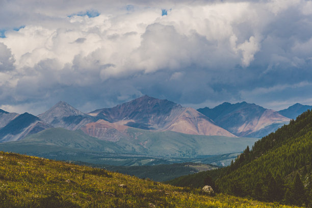 在山谷地平线上的薄雾中山脉的轮廓。在野外徒步旅行图片下载