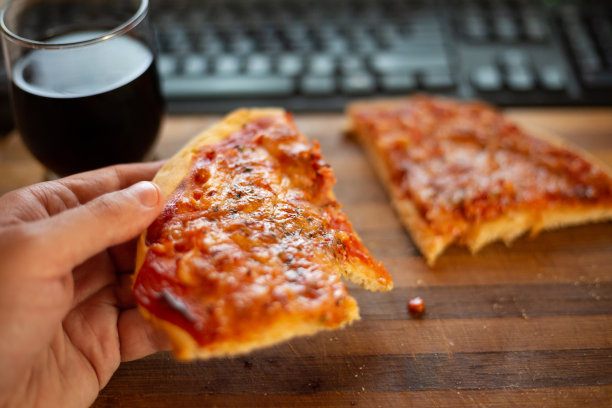 手里拿着一片披萨图片下载