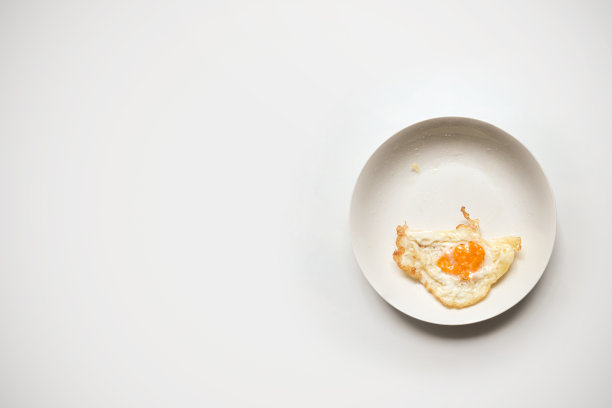 煎蛋放在白色盘子上，有拷贝空间图片下载